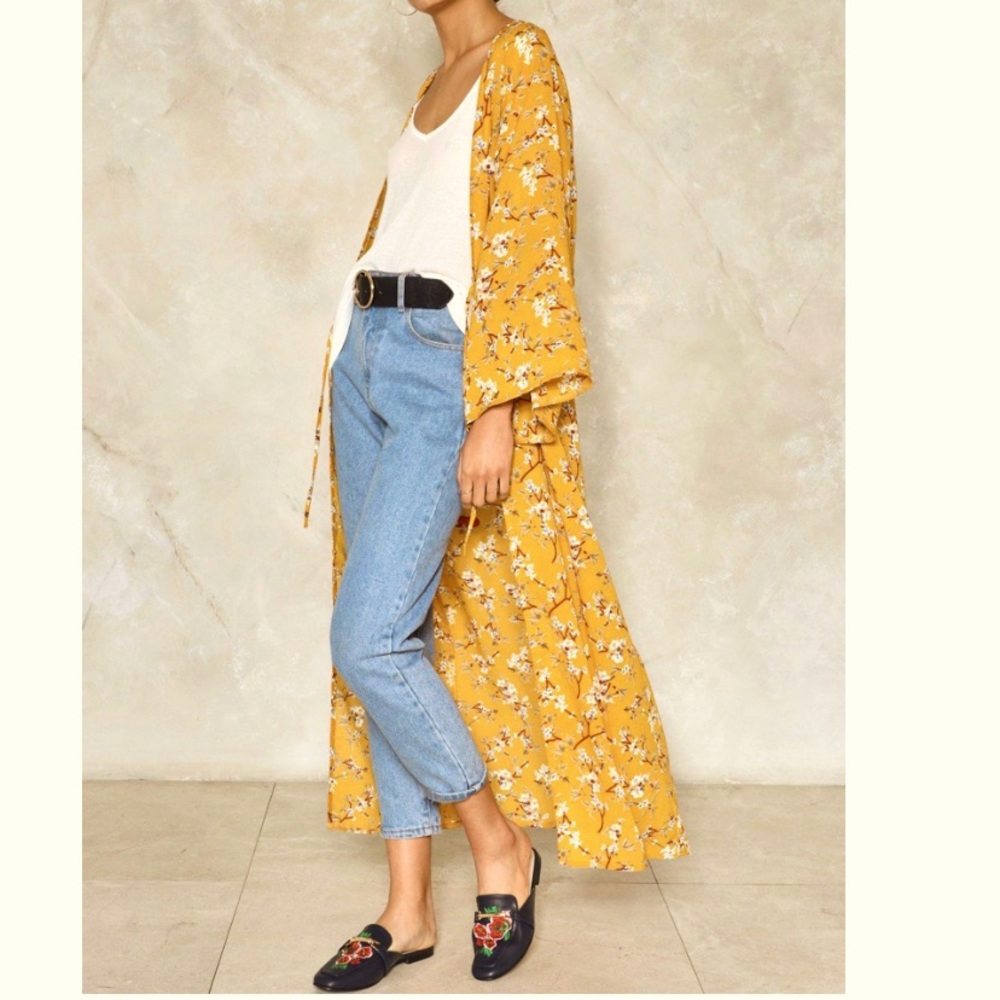 Light, flowy & Feminine yellow floral kimono size M